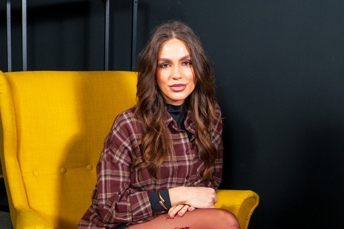 Stella Tesaříková v pořadu eXtra Host.