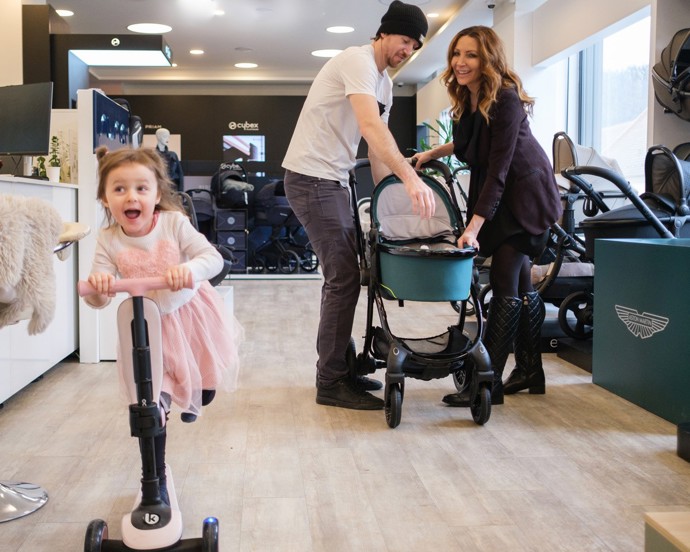U výběru kočárku nemohla chybět ani zpěvačky starší dcera.