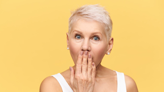 šokovaná starší žena