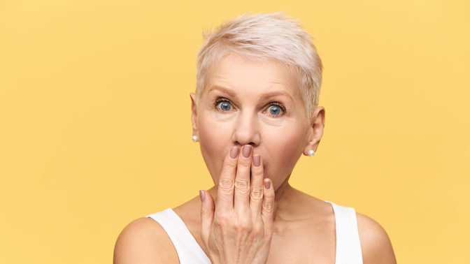 šokovaná starší žena