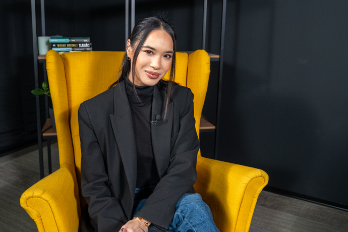 Sarah Vu v pořadu eXtra Host. 