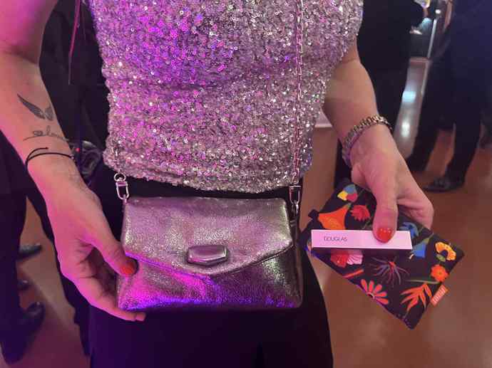 V kabelce měla malou peněženku na drobné a svoji oblíbenou rtěnku. 