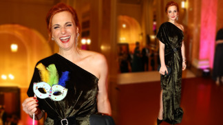 Michaela Maurerová si ušila model z hedvábného sametu: Parádní škrabošku mi vyrobila sedmiletá dcera z brčka