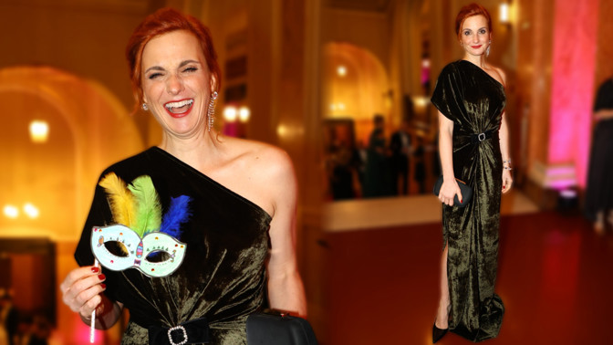 Michaela Maurerová si ušila model z hedvábného sametu: Parádní škrabošku mi vyrobila sedmiletá dcera z brčka