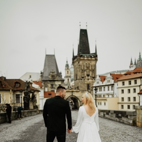 Tomáš Řepka a Kateřina Kristelová na Karlově mostě.