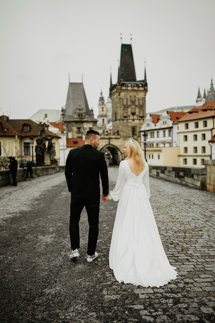 Tomáš Řepka a Kateřina Kristelová na Karlově mostě.
