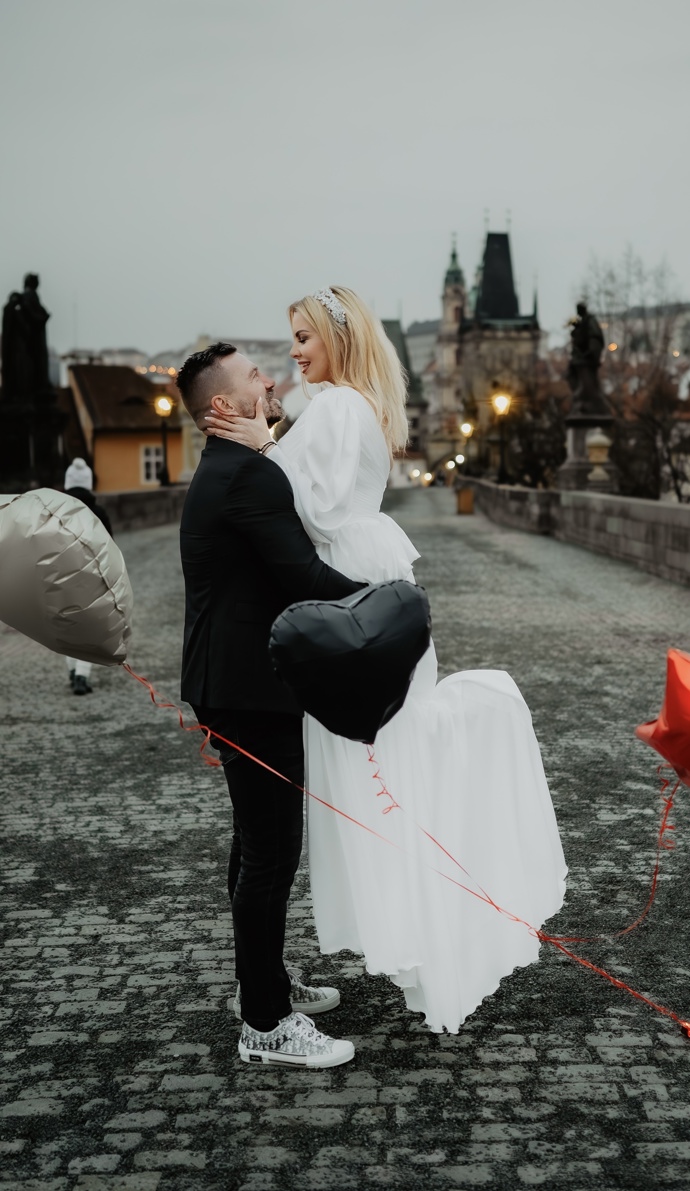 Tomáš Řepka a Kateřina Kristelová na Karlově mostě.
