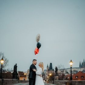 Tomáš Řepka a Kateřina Kristelová na Karlově mostě.