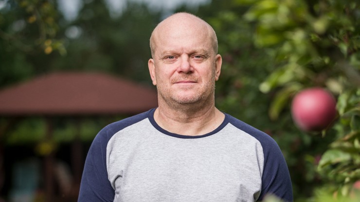 David Novotný v roli Karla. 