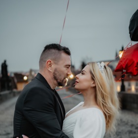 Tomáš Řepka a Kateřina Kristelová na Karlově mostě.