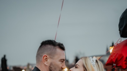 FOTO: Tomáš Řepka a Kateřina Kristelová na Karlově mostě.