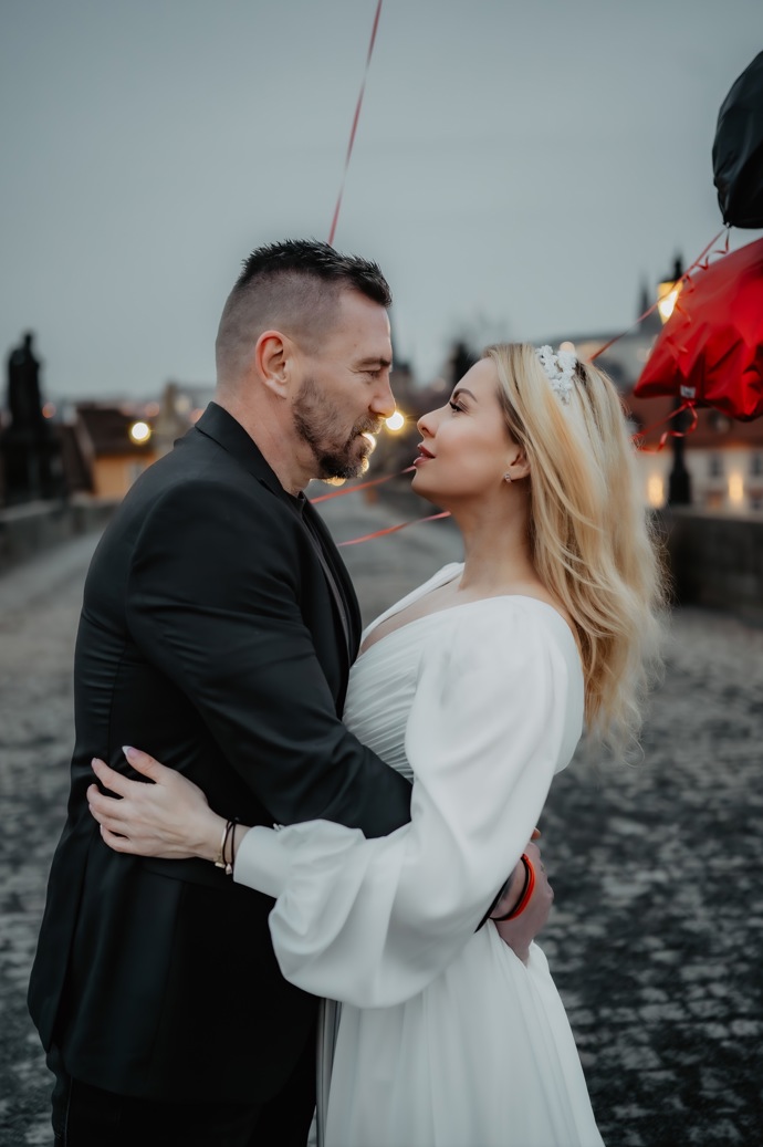 Tomáš Řepka a Kateřina Kristelová na Karlově mostě.