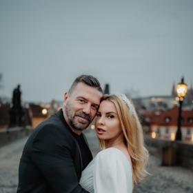 Tomáš Řepka a Kateřina Kristelová na Karlově mostě.