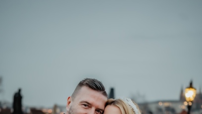 FOTO: Tomáš Řepka a Kateřina Kristelová na Karlově mostě.