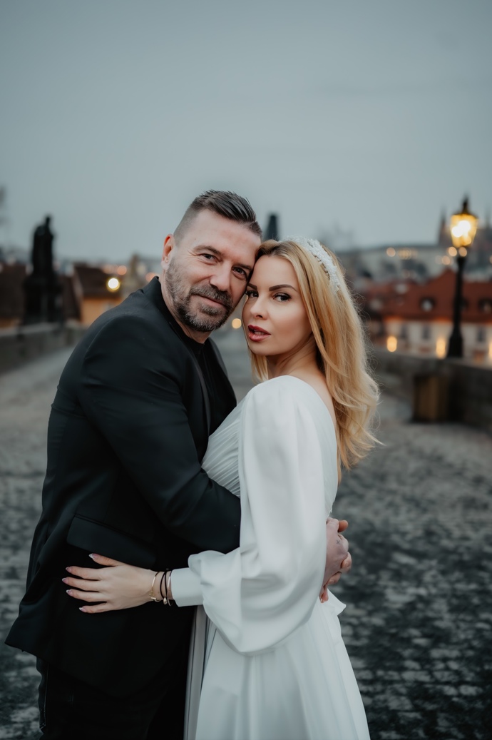 Tomáš Řepka a Kateřina Kristelová na Karlově mostě.