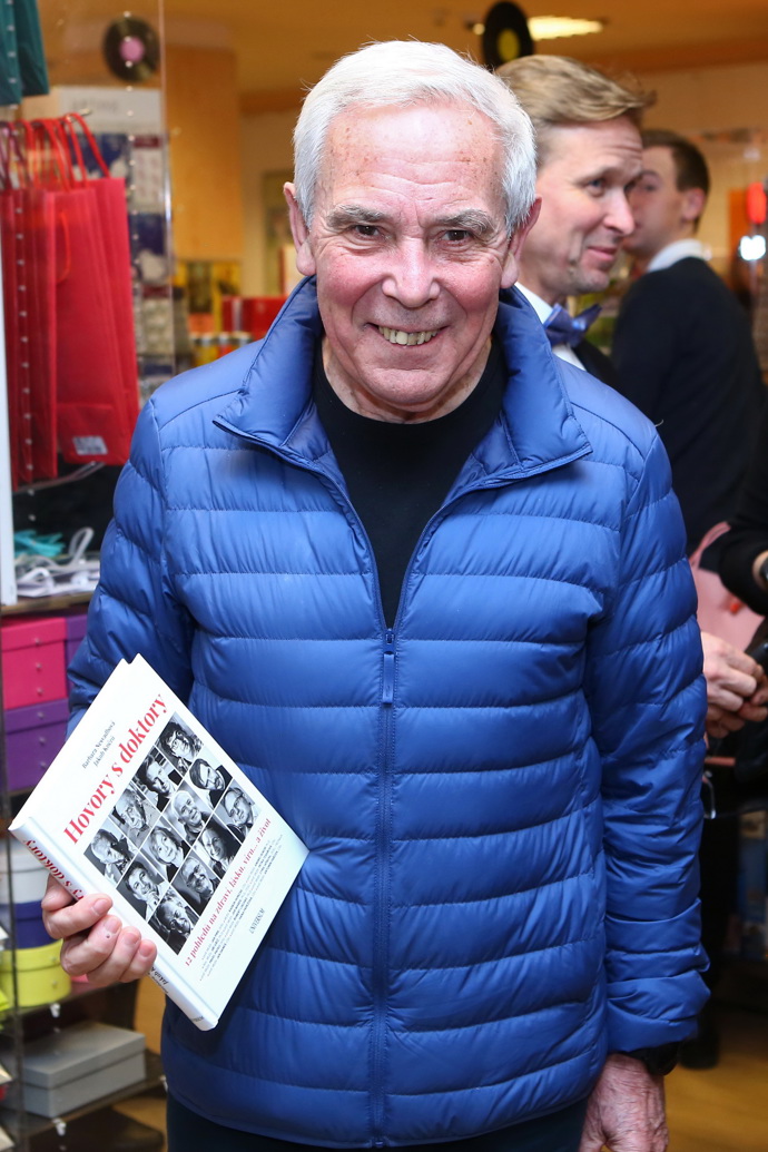 Uznávaný chirurg říká, že podle lékařské etiky přistupuje ke všem pacientům stejně.