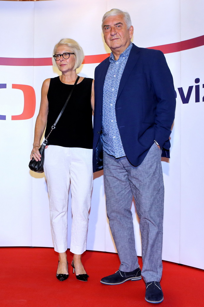 Zejména po boku své manželky Zuzany se ale herec nebojí i kreativnějších kombinací. S modrou se Miroslav Donutil zdaleka neomezuje jen na oblečení