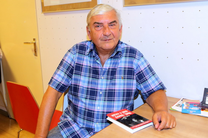 Zejména na méně formální akce se herec nebojí obléknout vzorované košile. V šatníku má kostkované modely...