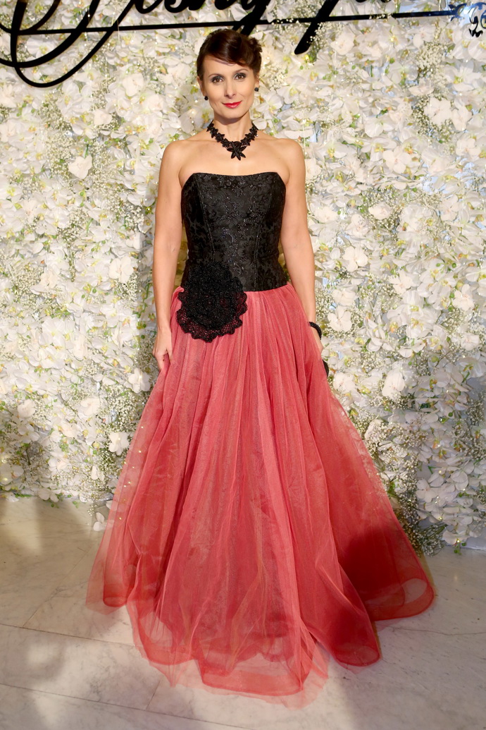 Zdeňka Žádníková Volencová v šatech se dvěma kontrastními barvami, které dohromady hezky fungují. 