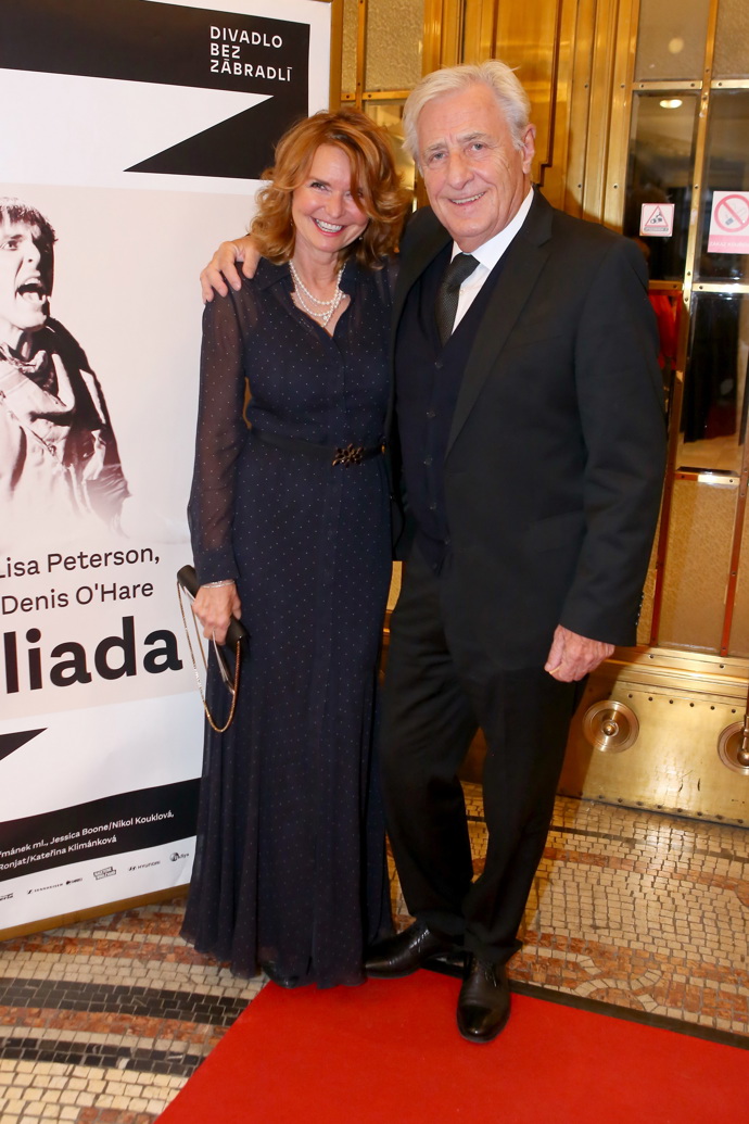 Na formálnější akce nemusíte sahat jen po černých kouscích.