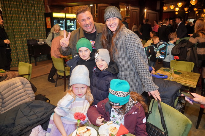 Oblíbený dabér Garfielda do kina vyvedl i své děti. 