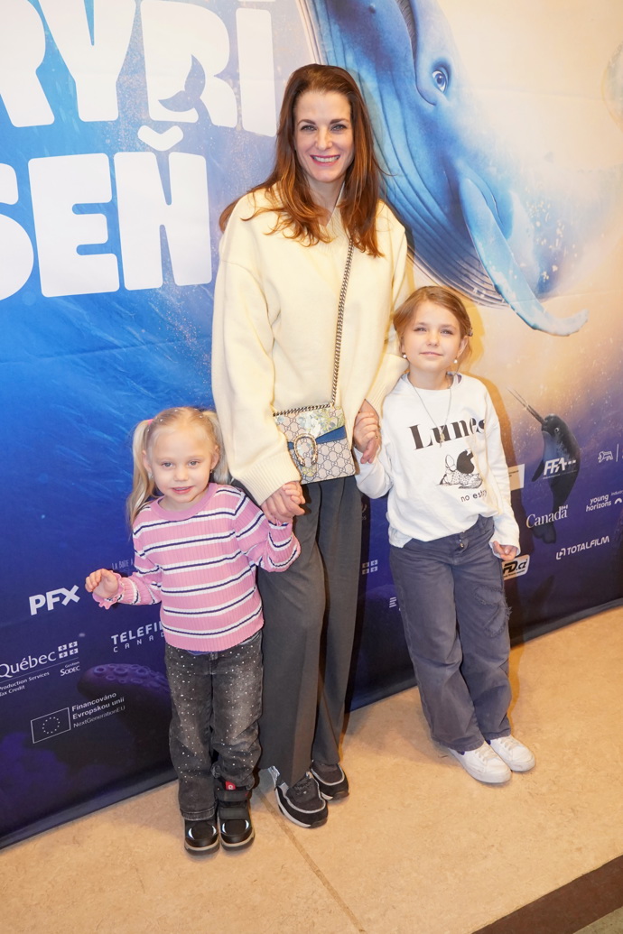 Eva Jasanovská do kina vyvedla své děti a oblékla smetanový svetřík s cross body Gucci kabelkou. 