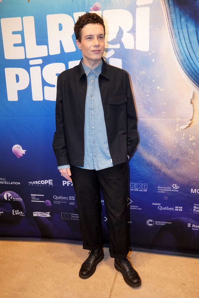 Daniel Krejčík oblékl bledě modrou košili a černé sako. 