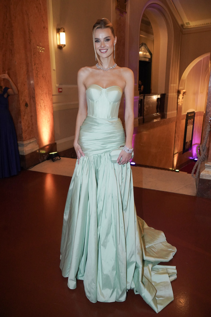 Miss World 2024 Krystyna Pyszková vynesla mentolově zelenou róbu s korzetovým topem doplněnou o diamantové šperky Gismondi. 