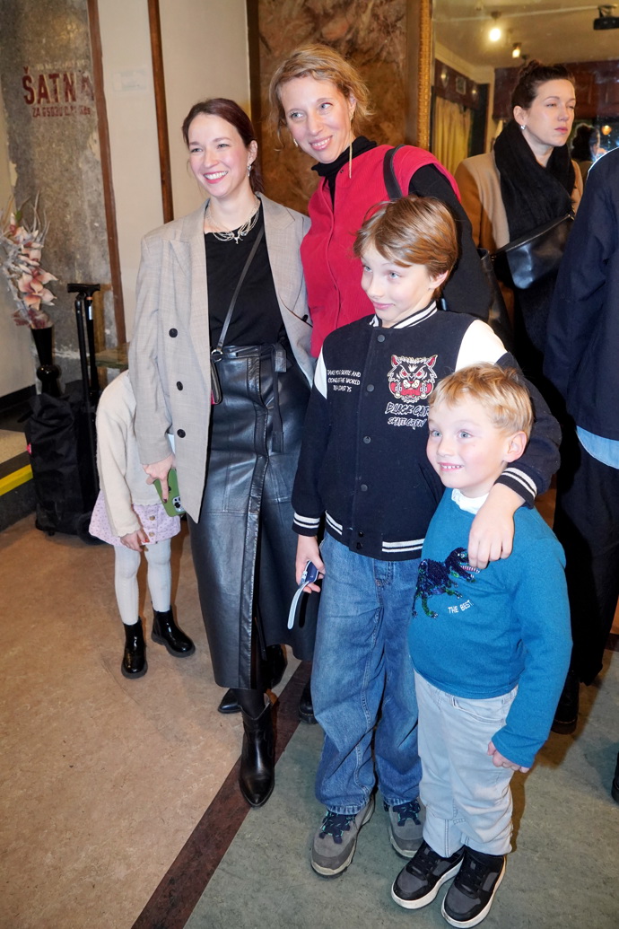 V kině jí dělala společnost sestra Rozálie Kohoutová s dětmi. 