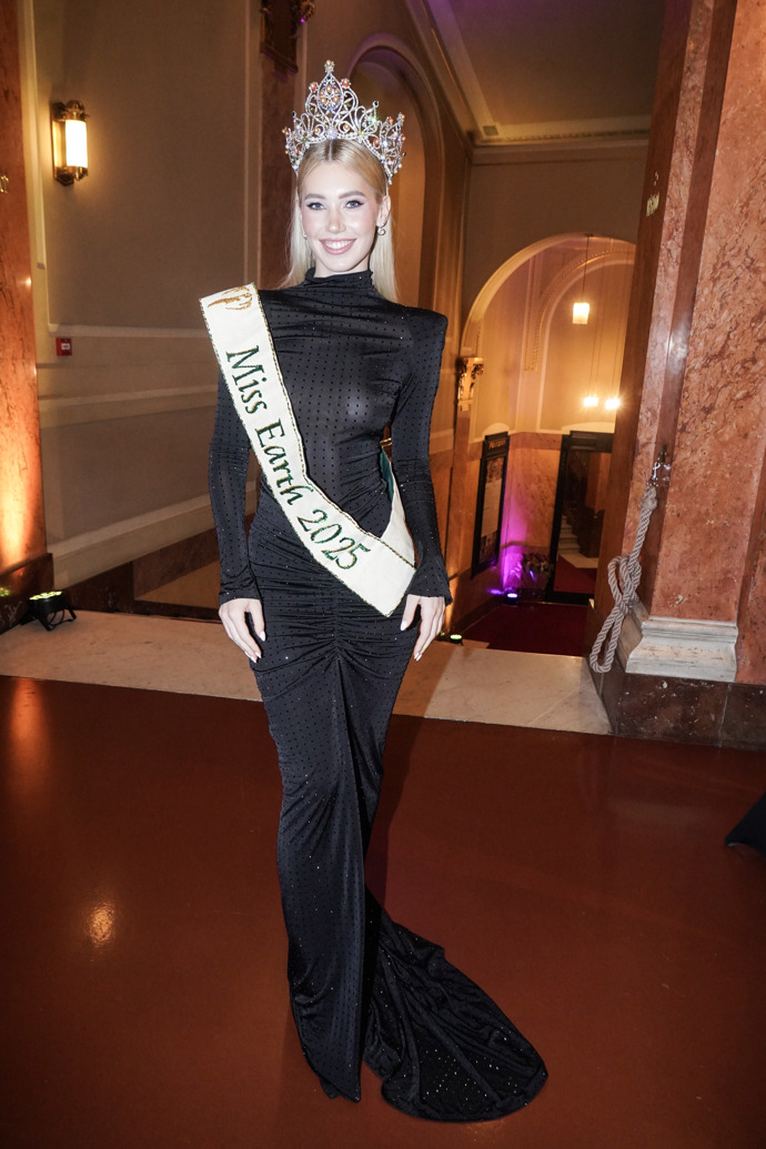 Miss Earth 2025 Natálie Puškinová vynesla přiléhavou černou róbu s dlouhým rukávem, kterou doplnila jen vlastní korunkou a šerpou. 