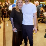 Matyáš Ramba oproti své ženě vsadil na jednoduchou klasiku, kterou se nedá nic zkazit - čistě bílé tričko. 