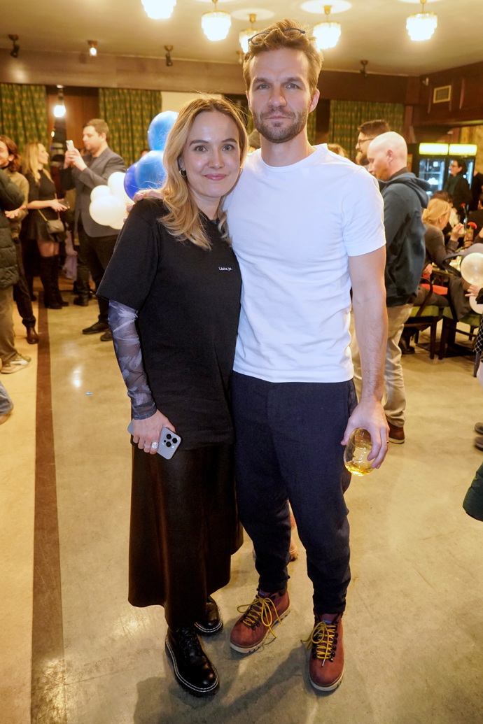 Matyáš Ramba oproti své ženě vsadil na jednoduchou klasiku, kterou se nedá nic zkazit - čistě bílé tričko. 