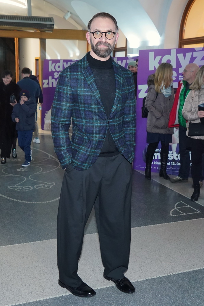 Tomáš Maštalír zabodoval zelenomodrým károvaným sakem, které doplnil elegantním černým rolákem a tmavě šedými společenskými kalhotami. 