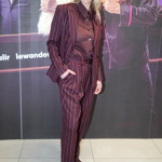 Petra Hřebíčková oblékla působivý vínový outfit tvořený kalhotovým kostýmem s vertikálními proužky a košilí. 