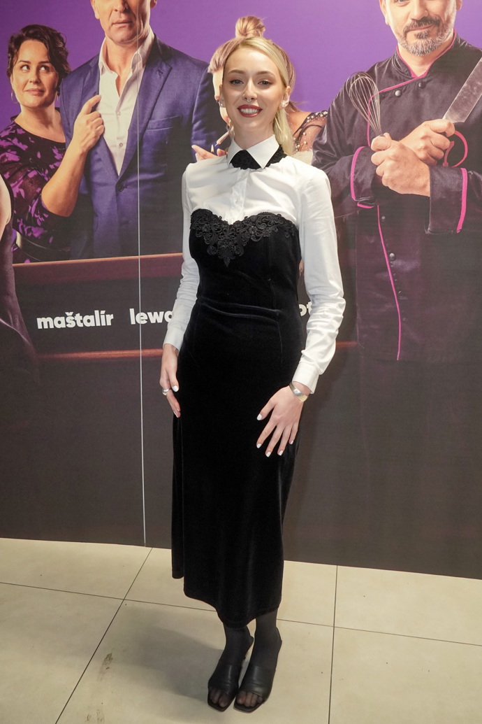 Viktorie Čechová se rozhodla pro základ v podobě elegantní bílé košile a doplnila ji černými sametovými šaty s korzetovým topem. 