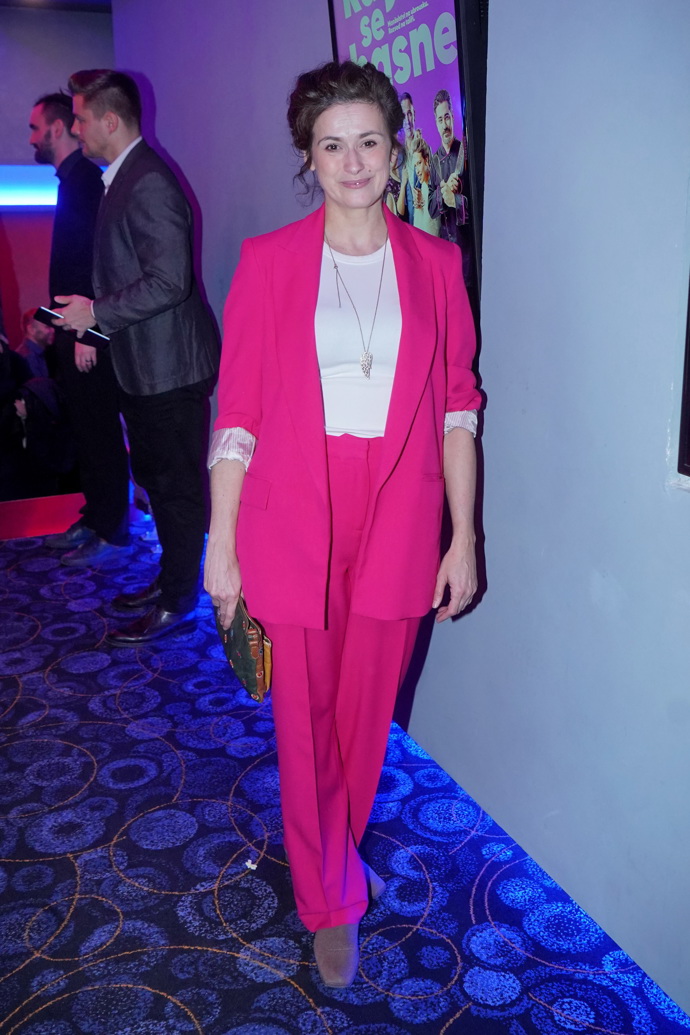 Lucie Štěpánková vynesla růžový kalhotový kostýmek doplněný o bílé tričko. 