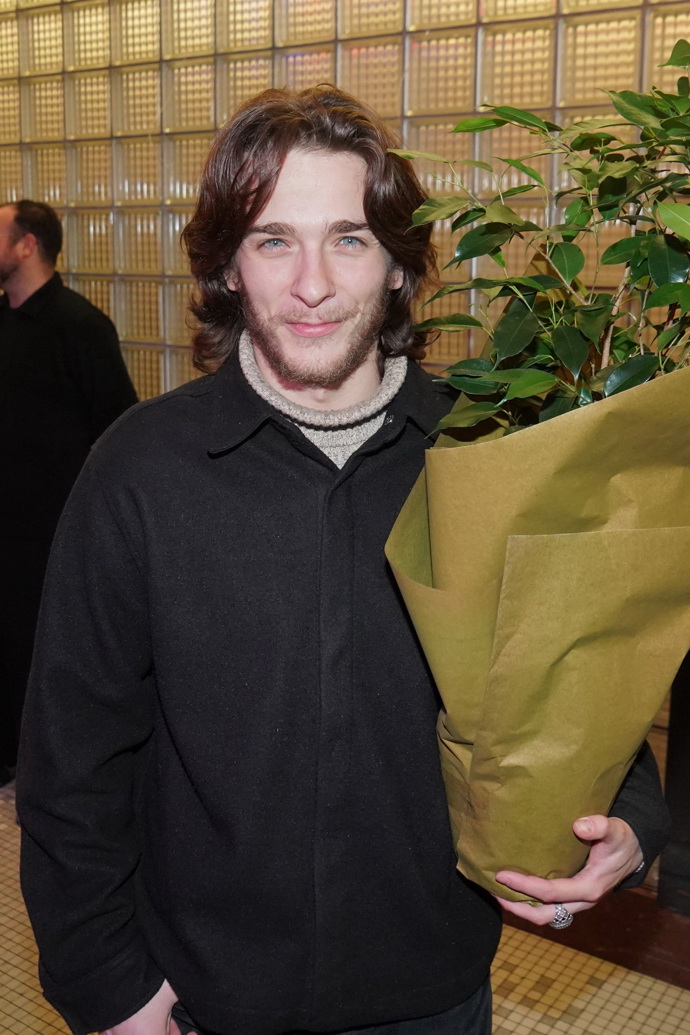 Tomáš Weber s květinou.