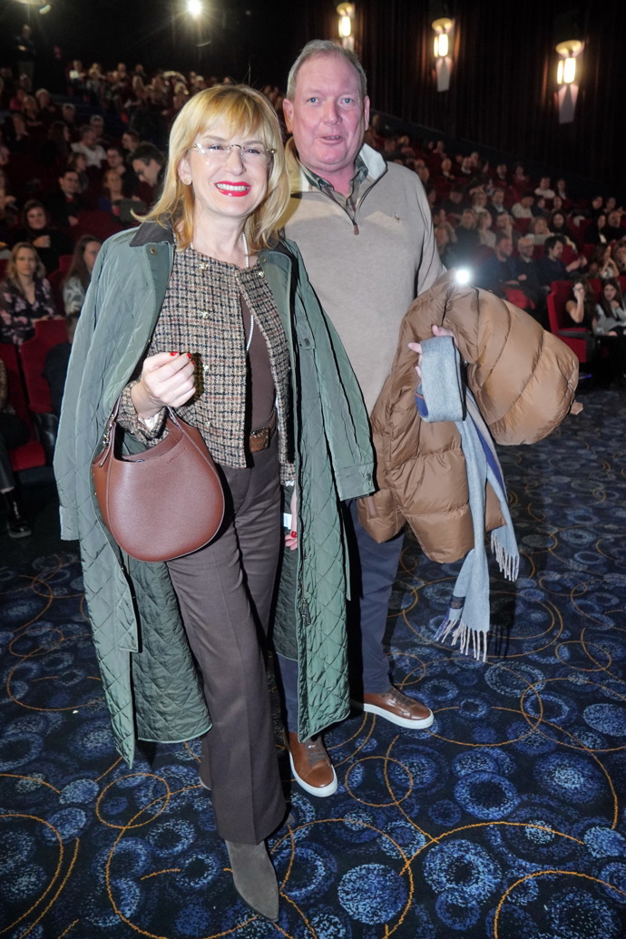 Štěpánka Duchková se rozhodla pro kombinaci zeleného khaki kabátu a hnědé kožené kabelky. Kalhoty, top i sáčko ladila v tónech hnědé a tato kombinace působila sofistikovaně.