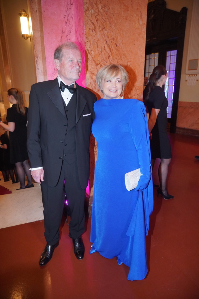 Šaty doplnila kontrastním stříbrným psaníčkem.