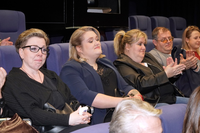 Projekci prvního dílu s ní sledovala nejlepší kamarádka (vlevo), maminka a tatínek.