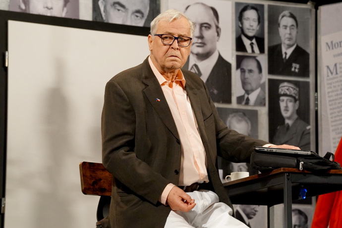 Ruch velkoměsta vyměnil Zdeněk Žák za poklidný venkov. A neměnil by. Život mimo Prahu mu nebrání v herecké kariéře. Diváci ho znají z mnoha seriálů i filmů. Další snímky v galerii jsou z krimi I smrt chce svou šanci z roku 1989.