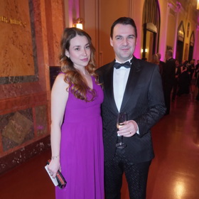 Ministr Petr Macinka se pochlubil krásnou manželkou ve fialových šatech.