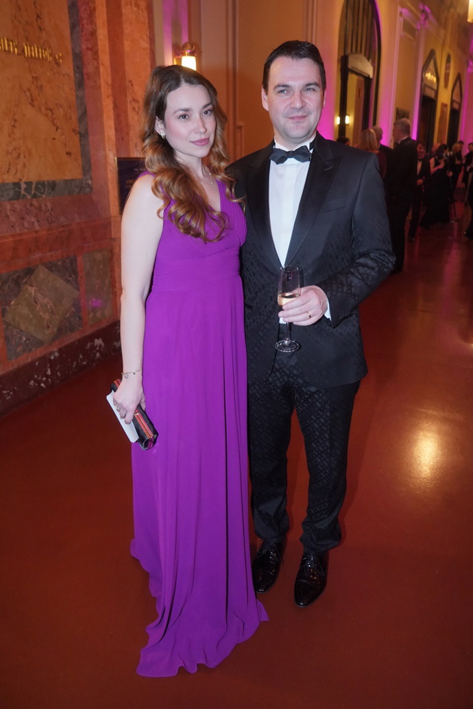 Ministr Petr Macinka se pochlubil krásnou manželkou ve fialových šatech. 