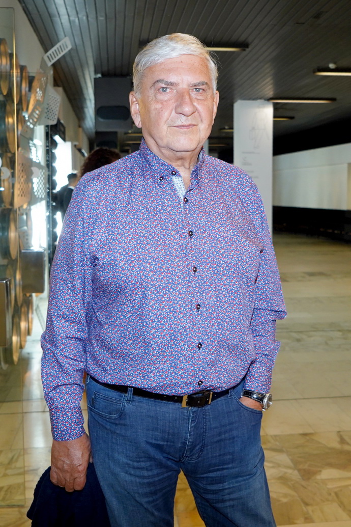 ...i košile s jemným, ale vícebarevným vzorem.