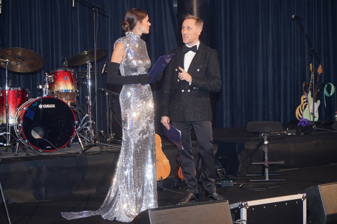 Modelka i svou róbu se stojáčkem doplnila upraveným drdolem, který prodlužuje krk i postavu.