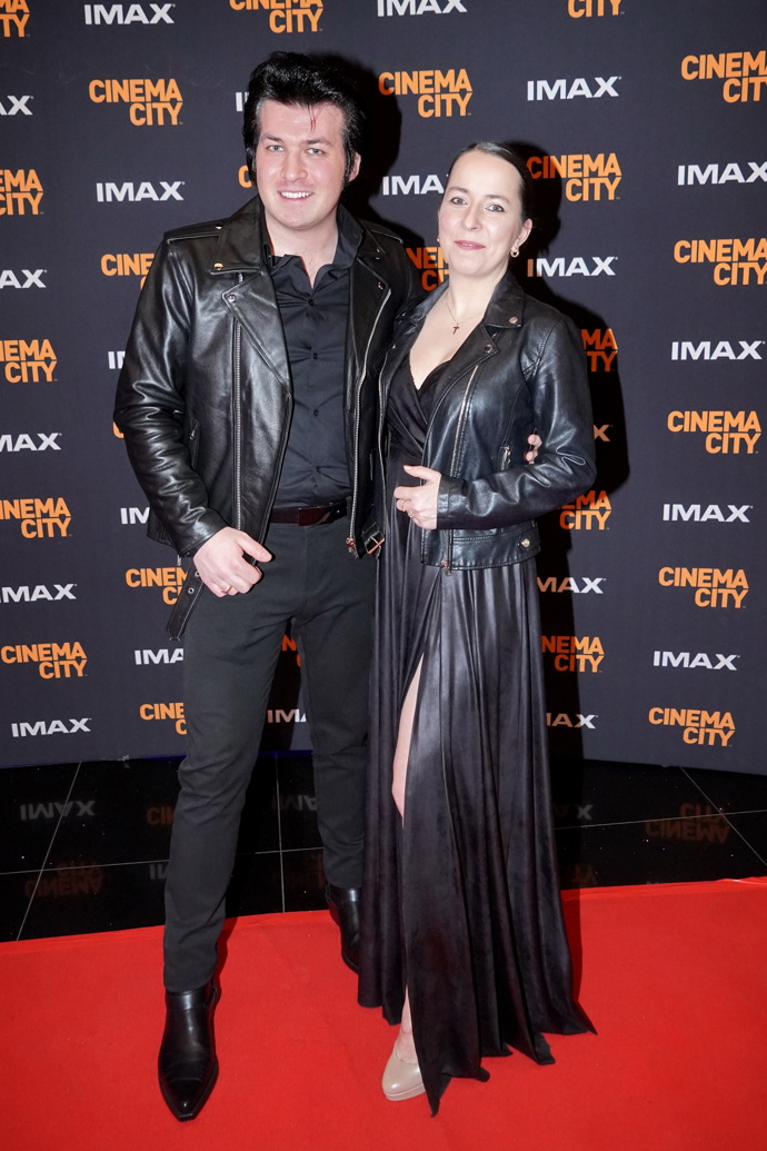 "Český Elvis" Jakub Machulda vyrazil do kina v černé kožené bundě a účesu typickém pro Elvise. Koženou bundu oblékla také jeho partnerka. 