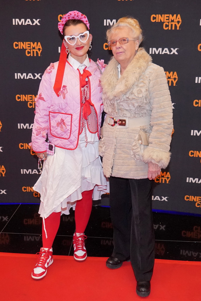 Společnost jí dělala babička Bóža, jak fanouškům prozradila na sociálních sítích. Babička oblékla slušivý kabátek v béžovém odstínu a černé společenské kalhoty. 