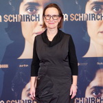 Herečka vynesla šatovou sukni.