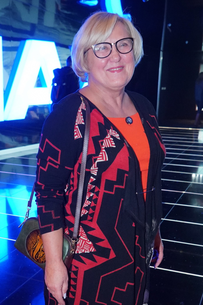 Známá lékařka je nyní blondýnkou a nosí udržované mikádo. 