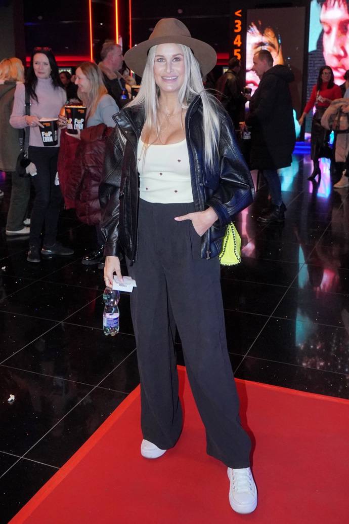 Simone Hrašková se rozhodla pro černou koženou bundu a bílé tílko, outfit doplnila bílými teniskami a hnědým kloboukem. 